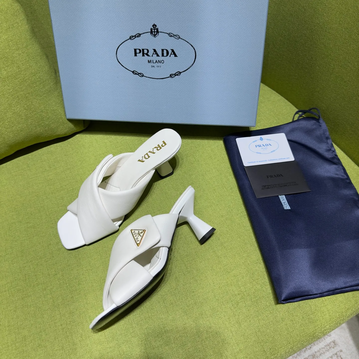 👟👟Ex-factory price 540👟👟 Prada 25ss new style for early spring🔥🔥✨ 🌟 Recommended by major bloggers in Xiaohongshu, developed 1-1 to highlight classic charm. Open molded outsole. Imported mixed breed sheep lining. This sandal embodies a modern design with Nappa leather, a soft-touch padding that accentuates the silhouette. Decorated with an enameled triangle metal logo for added recognition. Enamel-coated metal triangle logo Leather sole decorated with metal letter logo Lacquered heel, height 65 mm Size: 35 to 42 (40-42 customized, non-refundable)